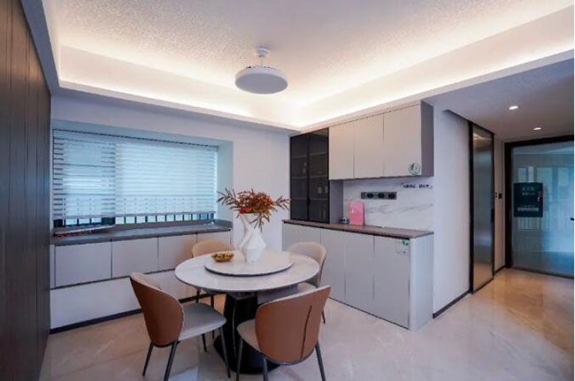 127㎡現(xiàn)代三居室，低調(diào)中散發(fā)高級感，鬧市中的寧靜雅居